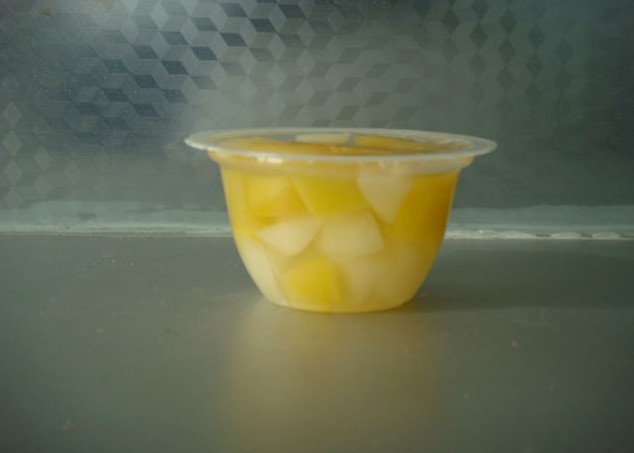 4oz fruit cocktail in plastic cup
